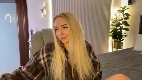 Snapshot of ohmyemma chatting on 11-19-25, 01:16 Emma online show from 11-19-25, 01:16