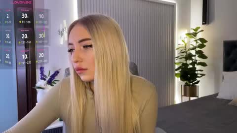 Snapshot of ohmyemma chatting on 11-21-25, 01:04 Emma online show from 11-21-25, 01:04