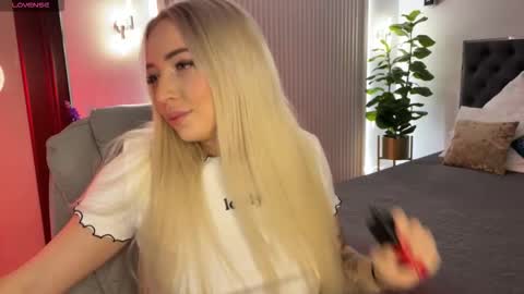 Snapshot of ohmyemma chatting on 11-26-25, 01:17 Emma online show from 11-26-25, 01:17