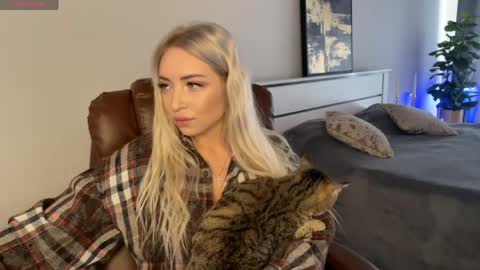 Snapshot of ohmyemma chatting on 06-01-26, 01:18 Emma online show from 06-01-26, 01:18