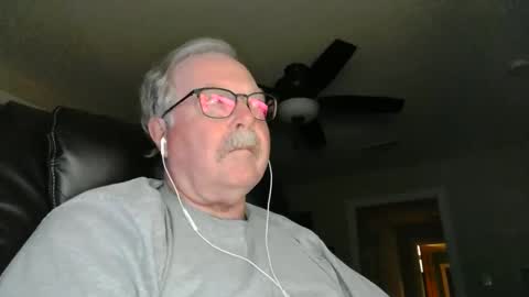 Snapshot of oldlakeguy chatting on 12-19-24, 07:07 OldLakeGuy online show from 12-19-24, 07:07