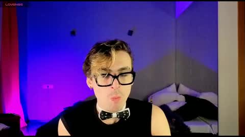 Snapshot of oliver__martinez chatting on 10-13-25, 05:29 OLIVER MARTINEZ online show from 10-13-25, 05:29