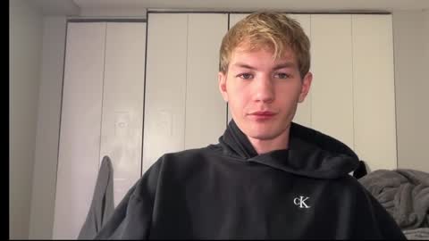 Snapshot of oliver_beck chatting on 12-14-24, 02:45 Oliver Beck online show from 12-14-24, 02:45