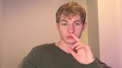 Snapshot of oliver_beck chatting on 12-28-24, 02:43 Oliver Beck online show from 12-28-24, 02:43