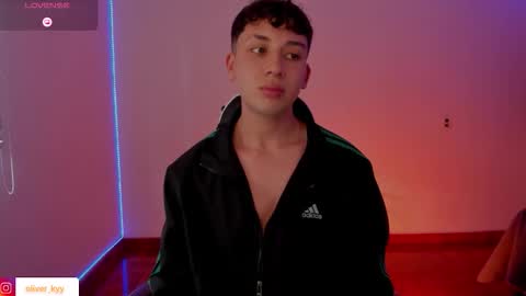 Snapshot of oliver_kyy chatting on 11-19-25, 07:03 oliveeer online show from 11-19-25, 07:03