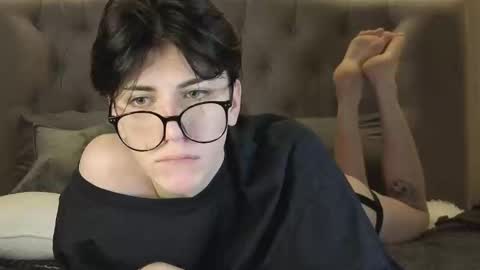 Snapshot of oliver_star_boy chatting on 01-12-26, 05:01 oliver online show from 01-12-26, 05:01