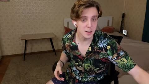 Snapshot of oliver_travis chatting on 12-07-24, 01:03 Oliver Evans online show from 12-07-24, 01:03