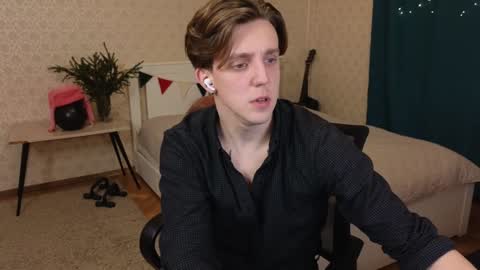 Snapshot of oliver_travis chatting on 01-04-25, 12:37 Oliver Evans online show from 01-04-25, 12:37