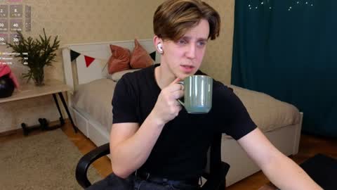 Snapshot of oliver_travis chatting on 01-08-25, 10:48 Oliver Evans online show from 01-08-25, 10:48