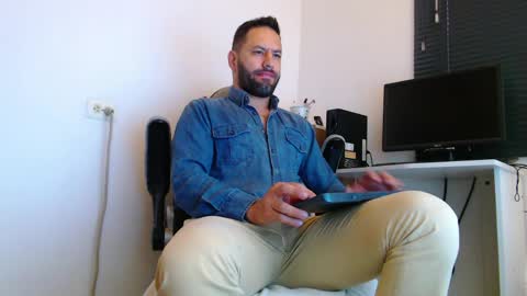 oliver online show from 04-03-26, 01:42