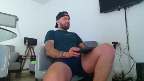 Snapshot of oliverdrew1 chatting on 06-16-26, 01:47 oliver online show from 06-16-26, 01:47