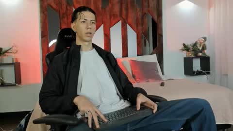 Snapshot of oliverthompson_01 chatting on 09-10-25, 03:06 oliverthompson_01 online show from 09-10-25, 03:06