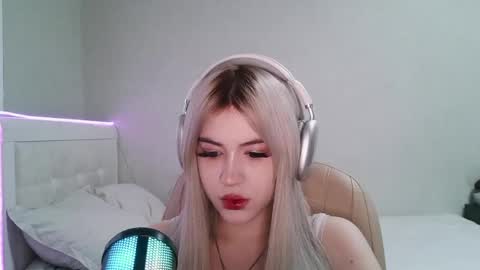 Snapshot of olivesaller chatting on 05-19-26, 09:15 olivesaller online show from 05-19-26, 09:15