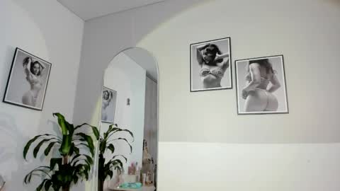 Snapshot of olivia_collisn chatting on 05-12-26, 11:07 Olivia Collins online show from 05-12-26, 11:07