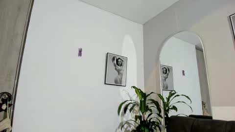 Snapshot of olivia_collisn chatting on 05-15-26, 11:28 Olivia Collins online show from 05-15-26, 11:28