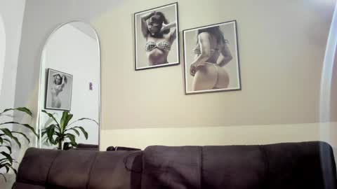 Snapshot of olivia_collisn chatting on 05-18-26, 11:27 Olivia Collins online show from 05-18-26, 11:27