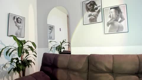 Snapshot of olivia_collisn chatting on 05-21-26, 12:34 Olivia Collins online show from 05-21-26, 12:34