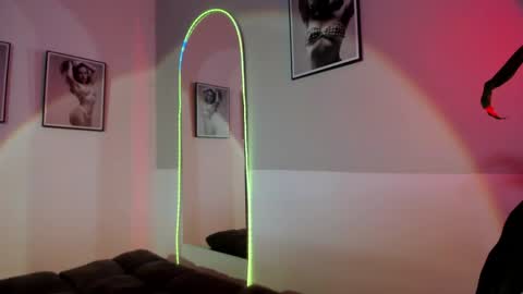 Snapshot of olivia_collisn chatting on 05-29-26, 11:08 Olivia Collins online show from 05-29-26, 11:08
