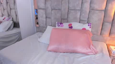 Olivia Evangelista online show from 12-17-24, 04:01