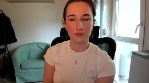 Snapshot of oliviaaa2003 chatting on 06-01-26, 10:28 Oliwiaa2004 online show from 06-01-26, 10:28