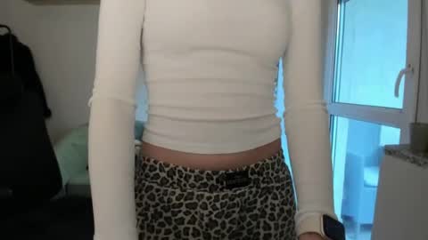 Snapshot of oliviaaa2003 chatting on 07-27-26, 10:00 Oliwiaa2004 online show from 07-27-26, 10:00