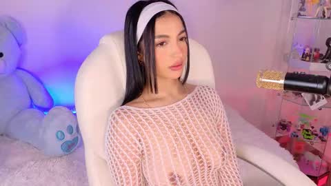 Olivia Mcneill  online show from 11-22-25, 12:04