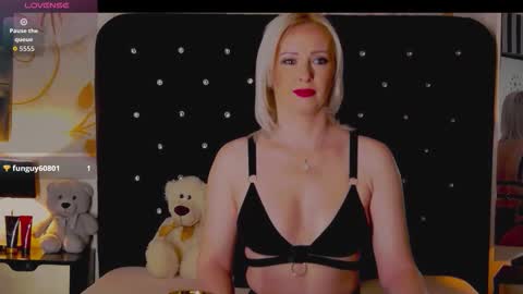 Snapshot of oliviashaw22 chatting on 02-12-26, 10:05 Olivia online show from 02-12-26, 10:05