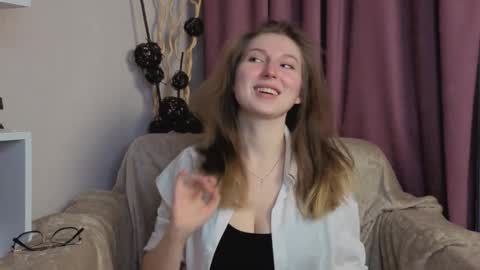 Snapshot of oliviavele chatting on 11-17-25, 06:14 Kylie online show from 11-17-25, 06:14