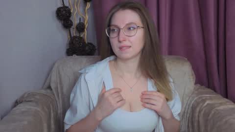 Snapshot of oliviavele chatting on 11-20-25, 06:29 Kylie online show from 11-20-25, 06:29