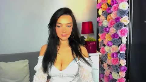 Snapshot of oliviawomen chatting on 12-17-25, 07:25 OliviaWomen online show from 12-17-25, 07:25