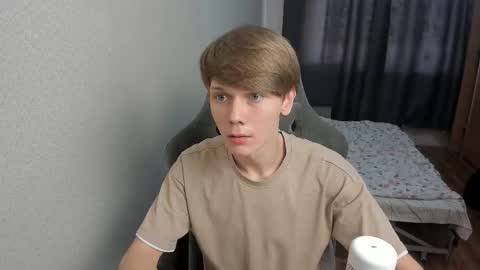 Snapshot of olvr_zoolander chatting on 03-06-26, 01:18 Oliver and Mira online show from 03-06-26, 01:18