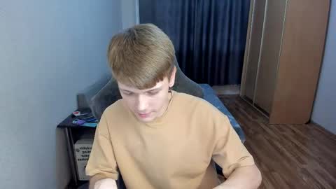 Snapshot of olvr_zoolander chatting on 05-04-26, 12:56 Oliver and Mira online show from 05-04-26, 12:56