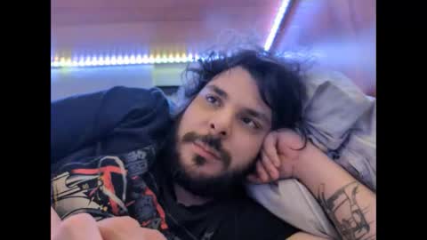 Snapshot of onecrew1 chatting on 09-19-25, 12:17 onecrew1 online show from 09-19-25, 12:17