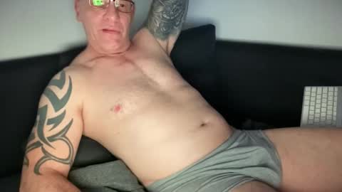 Snapshot of onkel90 chatting on 05-30-26, 08:06 onkel90 online show from 05-30-26, 08:06