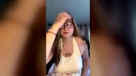 Snapshot of oohlarae22 chatting on 06-16-26, 05:26 oohlarae22 online show from 06-16-26, 05:26