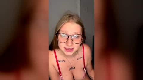 Snapshot of oohlarae22 chatting on 06-17-26, 11:01 oohlarae22 online show from 06-17-26, 11:01