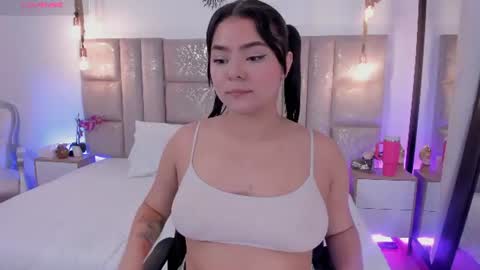 Snapshot of oriana_guzman chatting on 07-14-26, 02:05 Miss Guzman online show from 07-14-26, 02:05