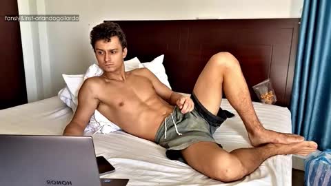 Snapshot of orlando__bloom chatting on 10-14-25, 01:06 Fansly and Instagram -  online show from 10-14-25, 01:06