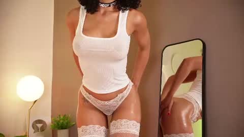 Snapshot of oshun_25 chatting on 06-20-26, 09:50 Oshun online show from 06-20-26, 09:50