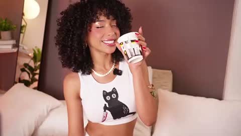 Snapshot of oshun_25 chatting on 06-26-26, 09:30 Oshun online show from 06-26-26, 09:30