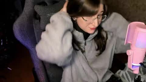 Snapshot of oskar_fucker chatting on 06-01-26, 04:09 Leliana online show from 06-01-26, 04:09