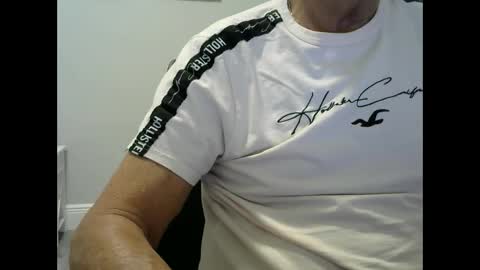 Snapshot of ossibottom chatting on 02-09-25, 08:13 Ossi online show from 02-09-25, 08:13