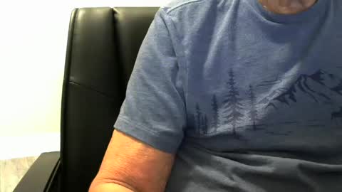 Snapshot of ossibottom chatting on 10-11-25, 01:38 Ossi online show from 10-11-25, 01:38