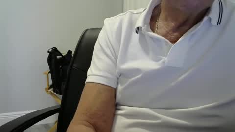 Snapshot of ossibottom chatting on 10-12-25, 08:52 Ossi online show from 10-12-25, 08:52