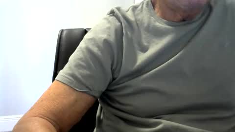 Snapshot of ossibottom chatting on 10-21-25, 09:04 Ossi online show from 10-21-25, 09:04