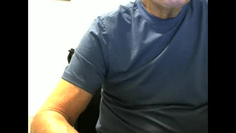 Snapshot of ossibottom chatting on 11-11-25, 11:27 Ossi online show from 11-11-25, 11:27