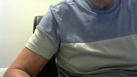 Snapshot of ossibottom chatting on 11-18-25, 01:55 Ossi online show from 11-18-25, 01:55