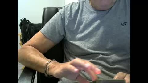 Snapshot of ossibottom chatting on 12-04-25, 11:35 Ossi online show from 12-04-25, 11:35