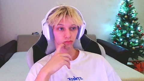 Snapshot of ostin_meoww chatting on 01-08-25, 03:50 Ostin online show from 01-08-25, 03:50