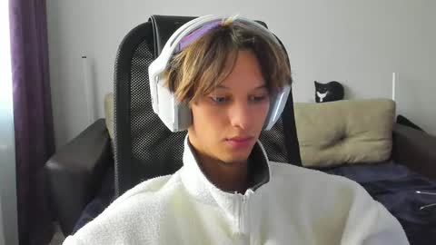 Snapshot of ostin_meoww chatting on 09-24-25, 08:17 Ostin online show from 09-24-25, 08:17